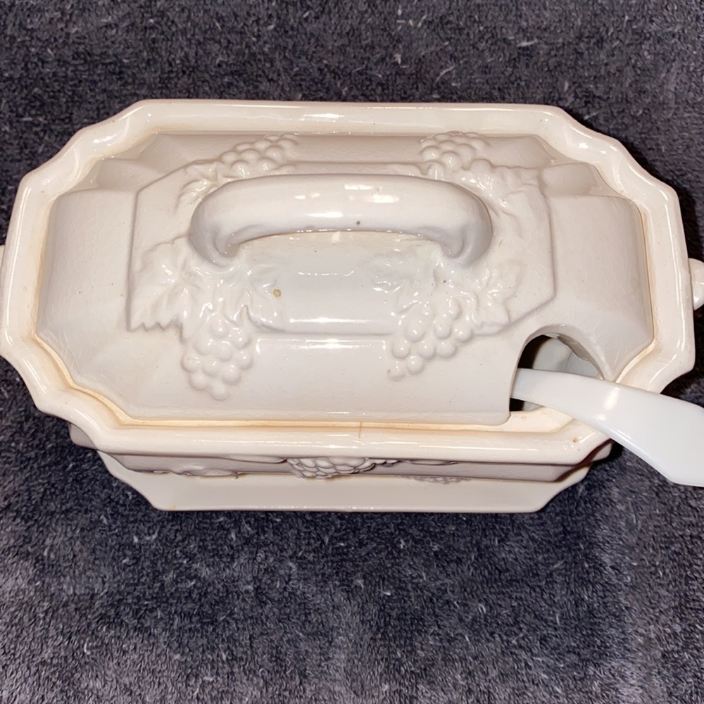 Very Vintage Gravy Bowl with Lid & Attached Saucer - Picture 3 of 9